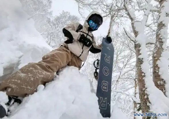 谢霆锋晒与大女儿Lucas滑雪照 父子同框帅气系数